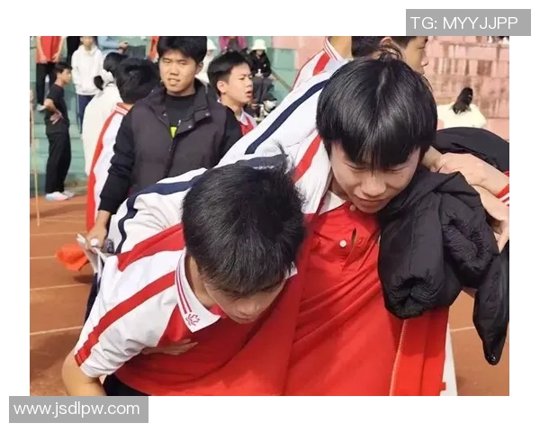 温情时刻两队赛后互换球衣传递友谊与尊重